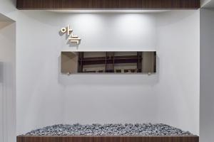 釜山Aank Hotel Busan Nampo的沙发上墙上的标志
