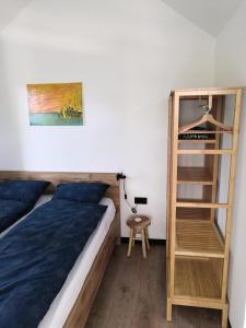 BalkbrugHuisje Bloemendal的一间卧室配有一张床和一个木制双层床梯