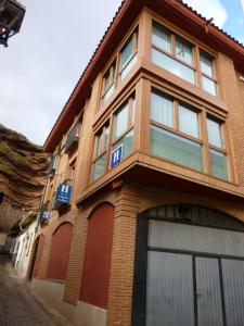 纳赫拉德城纳胡拉旅馆的一条棕色砖砌的街道上,有窗户