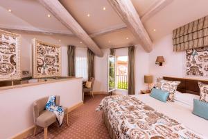 圣特罗佩圣特罗佩比布鲁斯酒店的一间卧室,卧室内配有一张大床