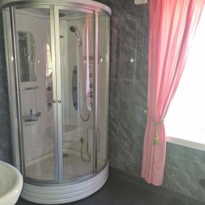 HammarlandParadiset的浴室设有粉红色的淋浴帘