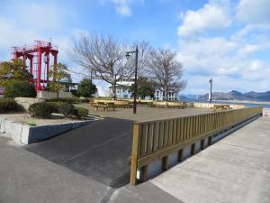 今治市米长日式旅馆的一个带长椅和桌子的公园和红色塔