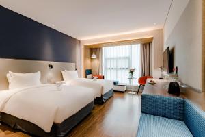 泰安泰安中心智选假日酒店的酒店客房设有两张床和电视。