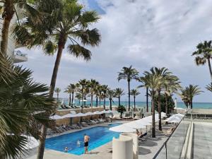 帕尔马海滩普拉亚高尔夫酒店的从度假村的游泳池欣赏到海滩美景
