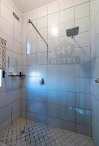 哈拉雷N1 Hotel Samora Machel Harare的带淋浴的浴室和玻璃门