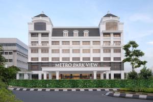 三宝垄Metro Park View Hotel Kota Lama Semarang的一座白色的大建筑,上面标有读取地铁公园景观的标志