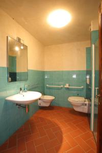 帕拉伊阿Agriturismo Podere La Casa的浴室设有2个卫生间、水槽和镜子
