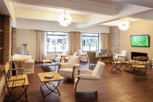 马德普拉塔法康德尔马酒店的客厅设有桌椅和窗户。