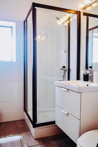 拉戈斯Quinta da Bela Vista的一间带玻璃淋浴和水槽的浴室