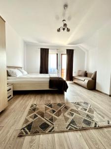 哈采格Vila SOFIA的一间卧室配有一张床和一张沙发