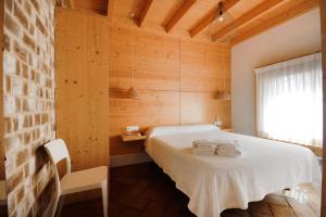 滨海圣波尔B&B Sant Pol - Adults Only的卧室配有一张白色的木墙床