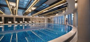 重庆重庆JW万豪酒店的一个大型游泳池,旁边是女人