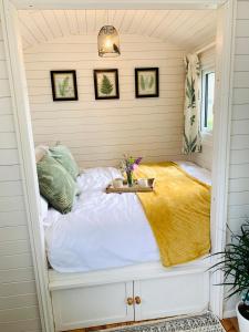 巴特尔The Green Hut的一张小房间的床,上面有桌子