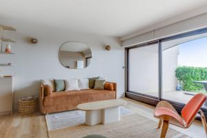 勒图凯-巴黎普拉日Modern flat with terrace and garden - Le Touquet - Welkeys的客厅配有沙发和桌子