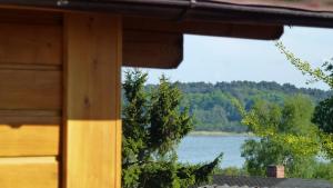 赛巴特班森Bungalow "Heimliche Liebe"的享有湖景。