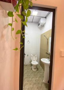 高平DH Homestay Cao Bằng的一间带卫生间和水槽的浴室