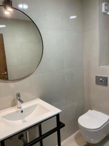 蒂瓦特Agape Rose的一间带水槽、卫生间和镜子的浴室