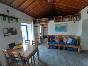 波尔图镇Cosy Private Cottage w/sea views & wifi的客厅配有沙发和桌子
