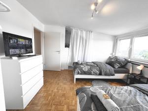 雷姆沙伊德# VAZ Apartments RS03 WLAN,TV, Küche, Parking, Autobahnähe的一间卧室配有两张床和一台平面电视