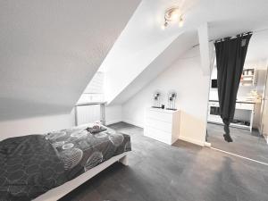 雷姆沙伊德# VAZ Apartments RS03 WLAN,TV, Küche, Parking, Autobahnähe的阁楼卧室设有一张床和一个楼梯