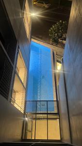 合艾Carrara Hotel Hatyai的从大楼内可以欣赏到游泳池的景致