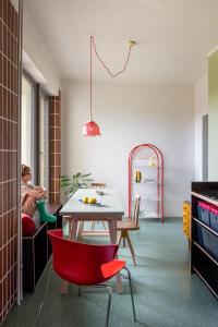 利托斯基简SOMTU design apartments的客厅配有桌子和红色椅子