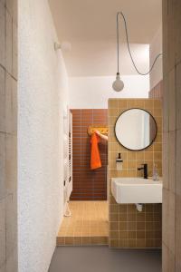 利托斯基简SOMTU design apartments的一间带水槽和镜子的浴室