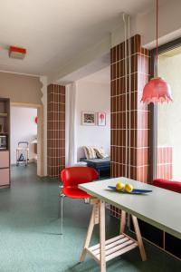 利托斯基简SOMTU design apartments的客厅配有桌子和红色椅子