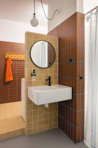 利托斯基简SOMTU design apartments的一间带水槽和镜子的浴室