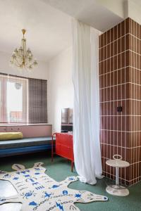 利托斯基简SOMTU design apartments的一间客厅,地板上铺有地毯