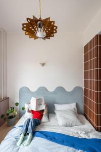 利托斯基简SOMTU design apartments的一位女孩躺在床上,头上有一盒子