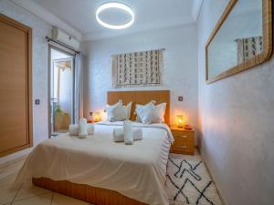 阿加迪尔ALIYA LUXURY APARTMENT El HOUDA-AGADIR的卧室配有一张带白色床单和枕头的大床。