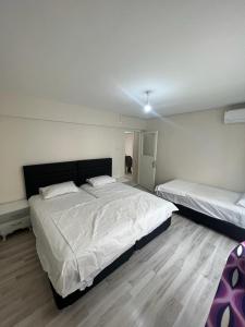 伯萨阿巴西公寓的一间卧室,配有两张床