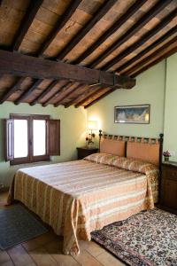Civitella Marittima甲板住宿加早餐旅馆的一间卧室,卧室内配有一张大床