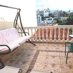 干尼亚Estrella Studios的阳台配有沙发,享有城市景观。