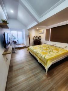 万隆Kulem Gempol的一间卧室配有一张带黄色毯子的大床