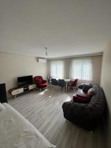 伯萨阿巴西公寓的客厅配有沙发、椅子和电视