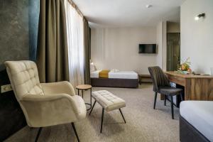 鲁塞比斯特拉加林娜酒店的酒店客房,配有一张床、一张桌子和椅子
