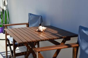 特里皮蒂Cute Studio in Milos的一张带2把蓝色椅子的木桌和一张带