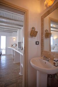 米克诺斯城Nuera Villa的一间带水槽和镜子的浴室