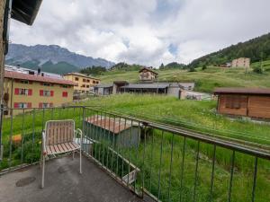 PiattaNew flat in Bormio - Centrale 69的阳台顶部的椅子