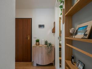 PiattaNew flat in Bormio - Centrale 69的走廊上设有木桌