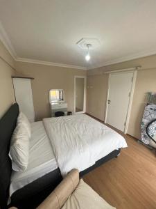 伯萨阿巴西公寓的一间卧室配有一张带白色床单的大床