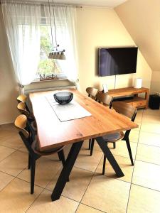 奥茨塞巴德·迪尔哈根SEESTERN App Nr 12 max 6 Pers的一间带木桌和椅子的用餐室