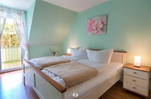 奥茨塞巴德·迪尔哈根SEESTERN App Nr 12 max 6 Pers的一间卧室配有一张带两盏灯的床和一扇窗户。