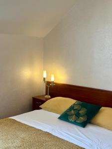 米欧纳斯丽卡别墅 的一间卧室配有一张带绿色枕头的床