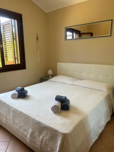 坎波菲利斯·迪·罗切Casa vacanza DF con piscina的一间卧室配有两张带毛巾的床