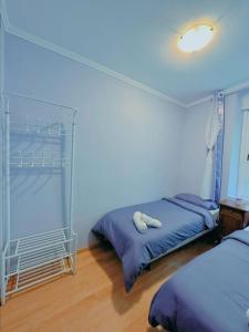 库迪列罗Habitacion privado con baño privado en La Maresía的一间卧室设有两张床和蓝色的墙壁