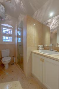 赫尔格达6BR Villa in North Golf El Gouna Private Pool Lagoon Guest house的浴室配有卫生间、淋浴和盥洗盆。