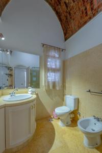 赫尔格达6BR Villa in North Golf El Gouna Private Pool Lagoon Guest house的浴室配有盥洗盆、卫生间和浴缸。